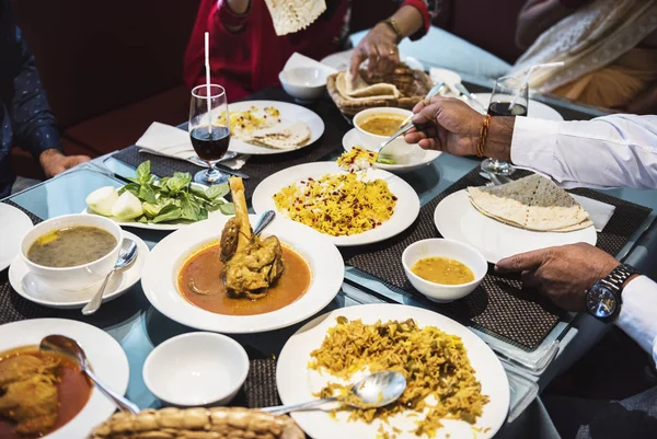 Keluarga India Makan Malam Foto Asli — Stok Foto