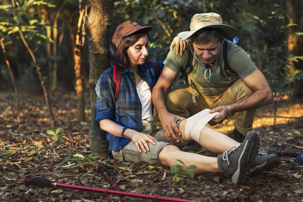 Homme Met Bandage Sur Genou Une Femme Dans Jungle — Photo
