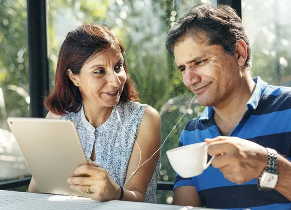 Paar Met Behulp Van Digitale Tablet Oortelefoons Restaurant Jungle — Stockfoto