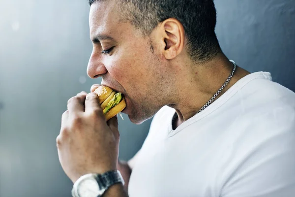 Człowiek Jedzenie Burger Oryginalny Photoset — Zdjęcie stockowe