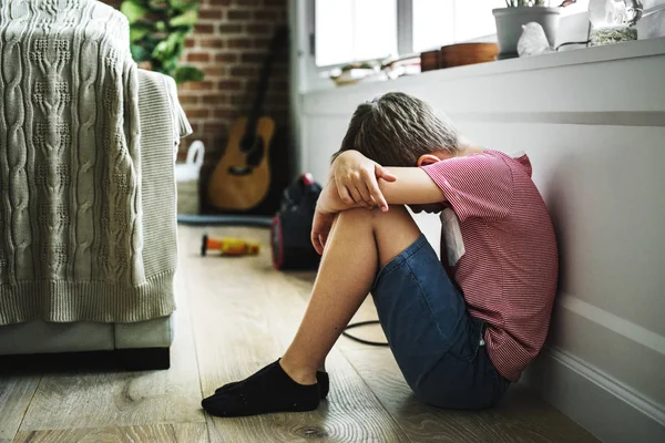 Niño Con Depresión Sentado Suelo — Foto de Stock