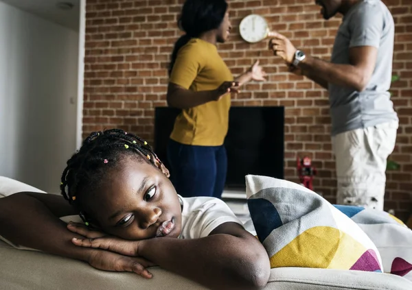 Figlia Triste Mentre Papà Mamma Litigano — Foto Stock