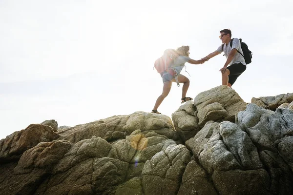 Pareja Joven Viajando Juntos Sobre Rocas —  Fotos de Stock