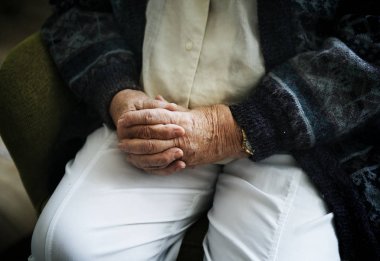 Oturma komuta sizde yakın çekim tutarak ellerinde