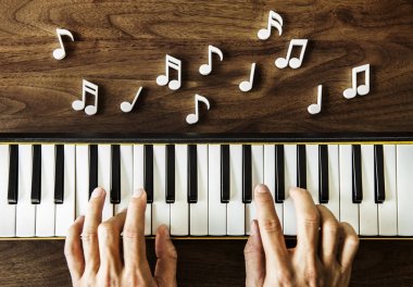 Müzik, piyano üzerinde adam