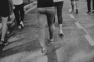 Yolda koşan bir grup insan, siyah beyaz