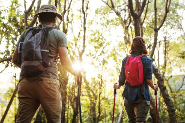 Ormanda birlikte hiking sırt çantaları ile Çift