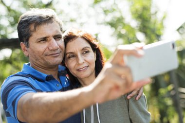 Birlikte vakit, cep telefonu, selfie yaparken çift