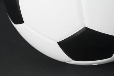 Siyah arka planda Futbol topu nun kapatılması