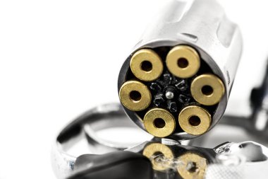 Beyaz arka planda izole kartuşlar ile silah Makro atış