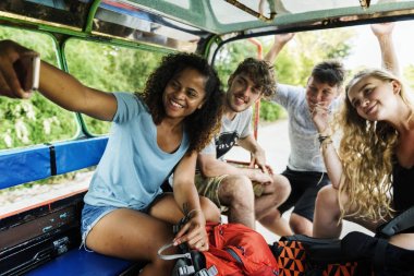Sokulgan üstünde hareket eden telefon turistik arabada selfie iş