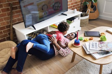 Afrika anne ve oğlu katta oturma odasında oynarken