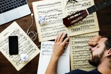 Müzik notaları ile çalışan adam