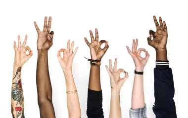 Tamam el hareketi, kaldırdı elleriyle resim kırpılmış