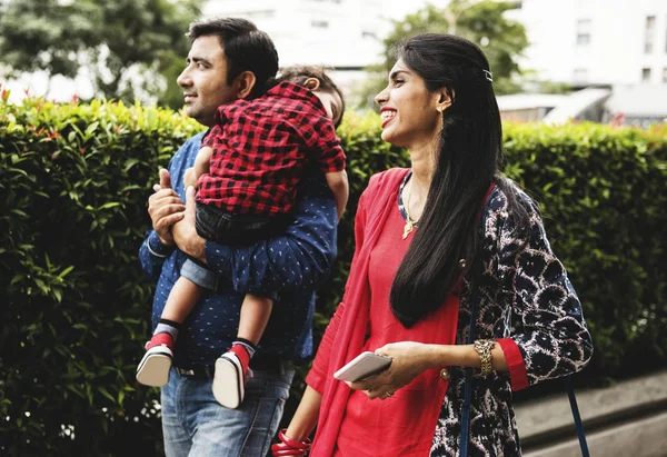 Μια Ευτυχισμένη Οικογένεια Στην Ινδία Περπάτημα Στο Δρόμο Αστικό — Φωτογραφία Αρχείου