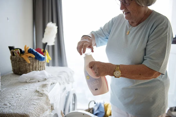 Mujer Mayor Haciendo Una Colada —  Fotos de Stock