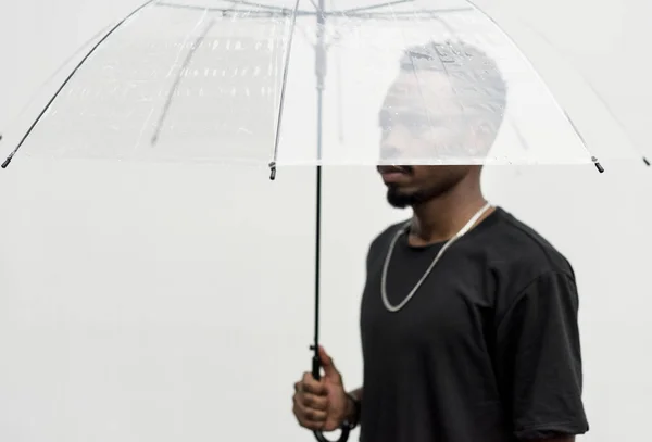 Afrikai Férfi Esős Napon Átlátszó Esernyő — Stock Fotó
