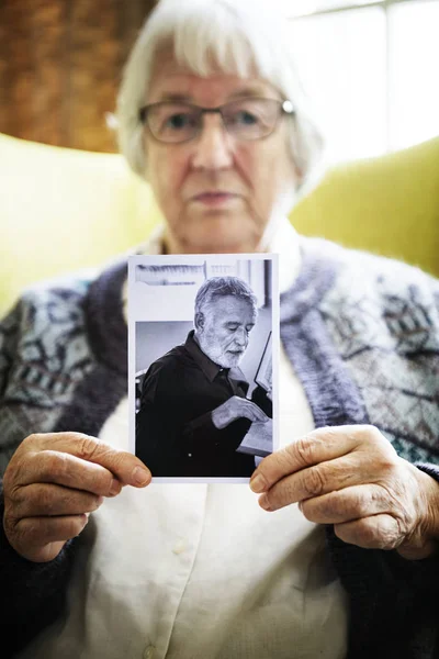Seniorin Hält Foto Eines Älteren Mannes Der Hand — Stockfoto