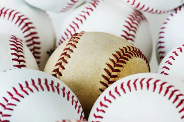 Nahaufnahme Von Stapel Weiße Neue Baseballbälle Mit Alten Baseballball Der — Stockfoto