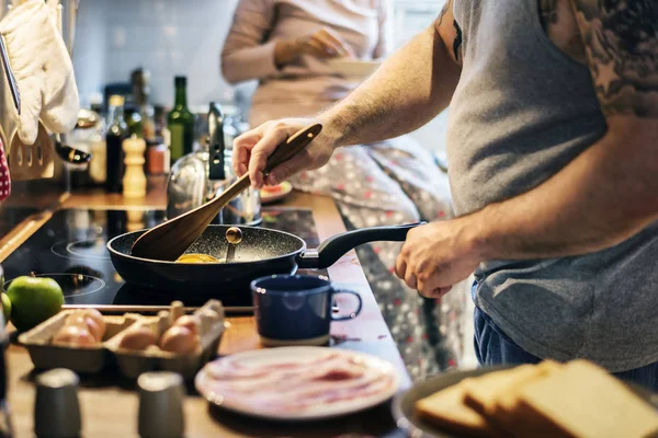 Muž Snídaně Vaření Kuchyni — Stock fotografie