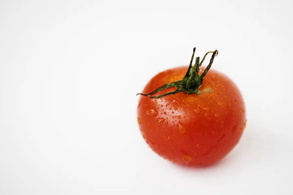 新鲜番茄的宏观拍摄 在白色背景上分离出一滴水 — 图库照片