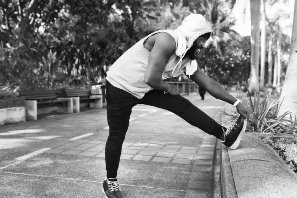 Hombre Afrodescendiente Estirándose Parque Blanco Negro — Foto de Stock