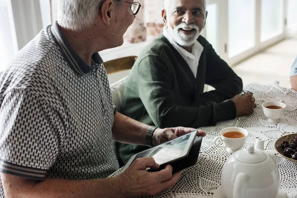 Groep Senior Vrienden Samen Opknoping — Stockfoto