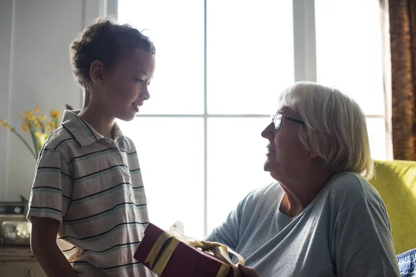 Nieto Dando Regalo Abuela — Foto de Stock