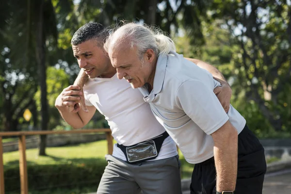 Sportiga Män Med Första Hjälpen Park — Stockfoto