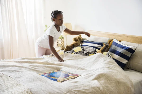 Ung Tonåring Afrikanska Flicka Att Göra Sängen — Stockfoto
