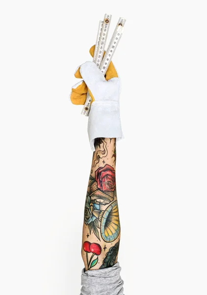 Ludzką Ręką Tatuażami Białym Tle Gospodarstwa Centymetrowych Linijek — Zdjęcie stockowe