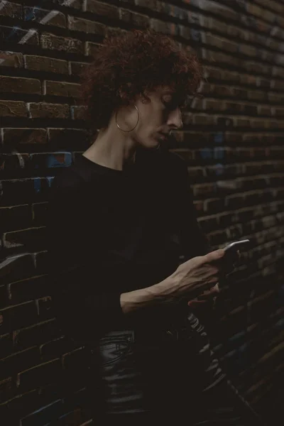 Mujer Pie Cerca Una Pared Ladrillo Mirando Teléfono Móvil — Foto de Stock
