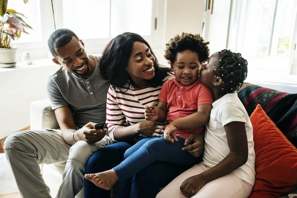 Afrikanische Eltern Mit Zwei Kindern Sitzen Auf Der Couch Wohnzimmer — Stockfoto