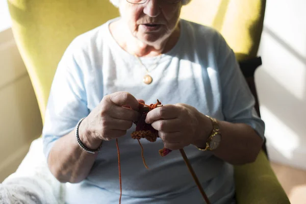 Senior Kobieta Knitting Dla Hobby Domu — Zdjęcie stockowe