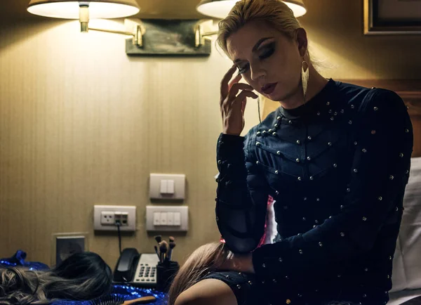 러시아 트랜스 여자로 호텔에서 드레스 — 스톡 사진