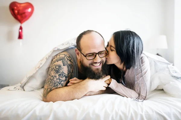 Esposa Beijando Marido Cama — Fotografia de Stock