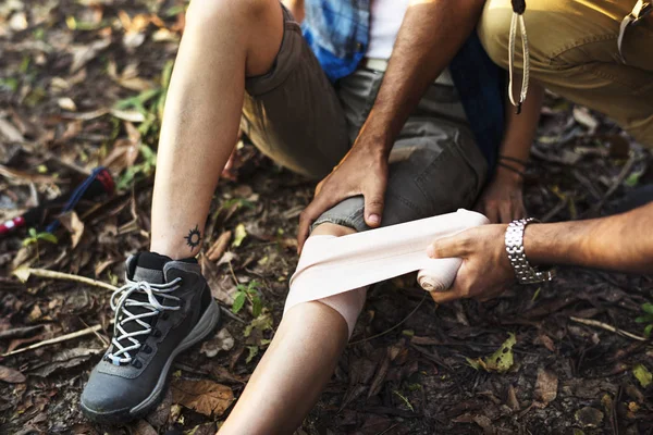 Mann Legt Frau Dschungel Verband Ans Knie — Stockfoto