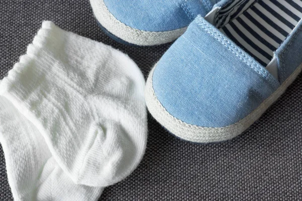Closeup Botas Azuis Meias Brancas Para Criança — Fotografia de Stock