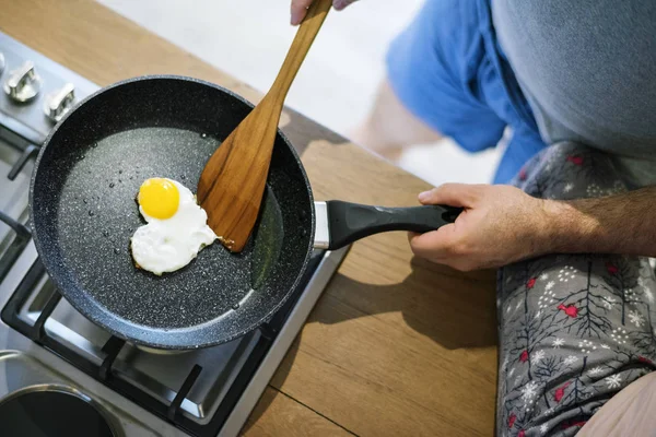 女同性恋夫妇一起在厨房做饭 — 图库照片