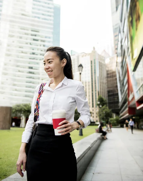 Femme Affaires Marchant Avec Tasse Ville — Photo