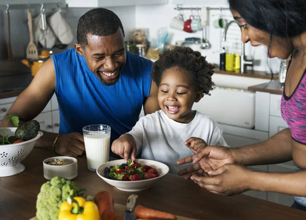 非洲父母与小儿子一起吃健康食物 — 图库照片
