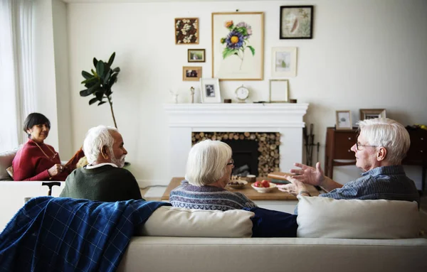 Äldre Människor Som Pratar Ett Vardagsrum — Stockfoto