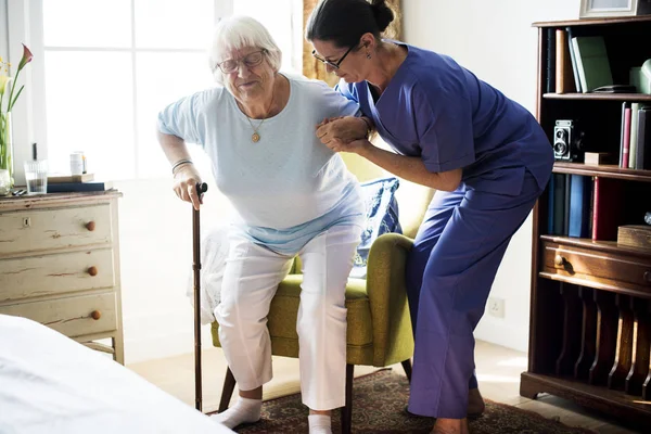 Enfermeira Ajudando Mulher Idosa Ficar — Fotografia de Stock