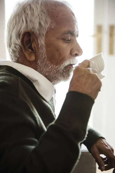 Homem Indiano Sênior Bebendo Chá — Fotografia de Stock