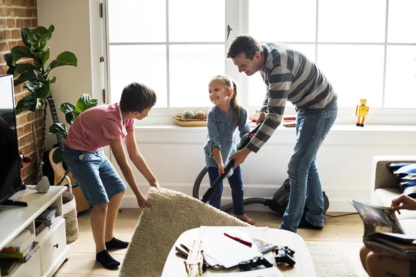 Niños Ayudando Padre Aspirar Suelo Debajo Alfombra — Foto de Stock