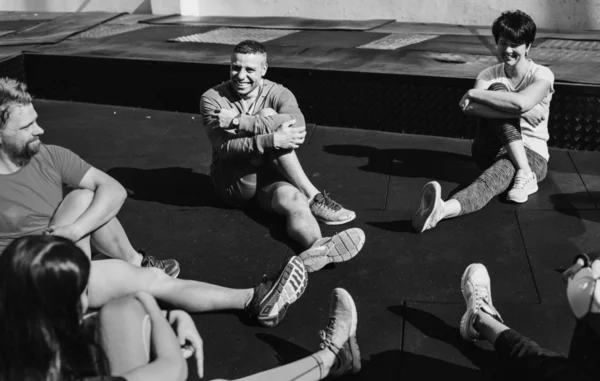 Emberek Pihentető Edzés Után Fitneszteremben Fekete Fehér — Stock Fotó