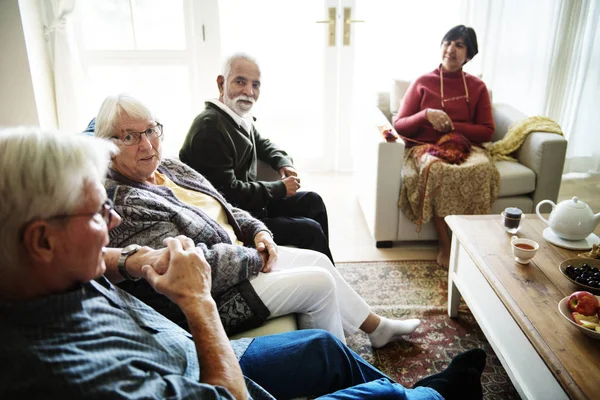 Старшие Люди Сидят Вместе Гостиной — стоковое фото