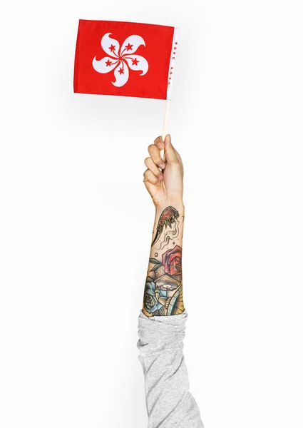 Mão Humana Com Tatuagens Contra Fundo Branco Segurando Bandeira Vermelha — Fotografia de Stock