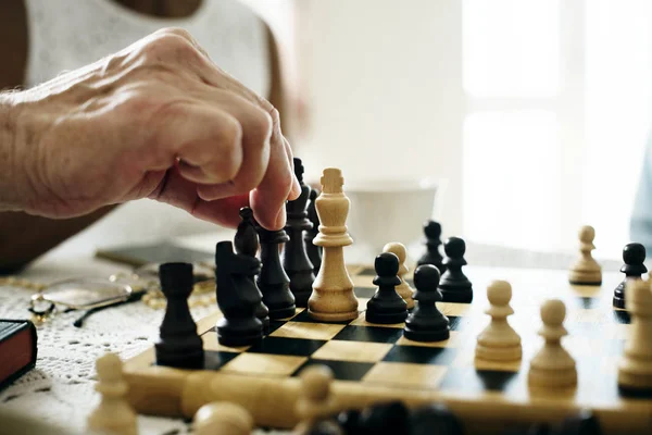 Senioren Spielen Gemeinsam Schach — Stockfoto