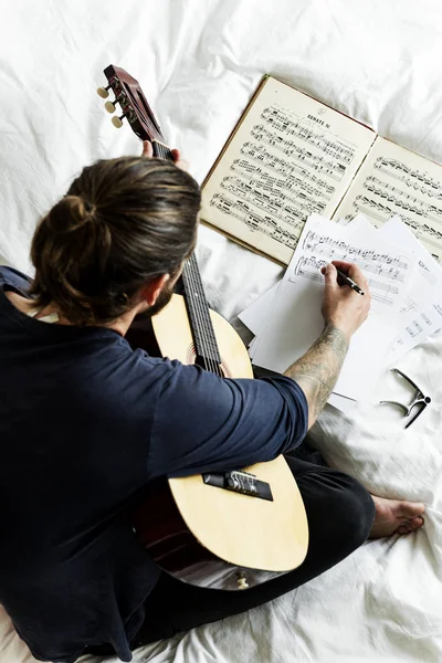Człowiek Praktykowanie Notatki Gitara — Zdjęcie stockowe